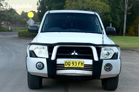 White 2010 Mitsubishi Pajero Wagon Gl Lwb (4X4)