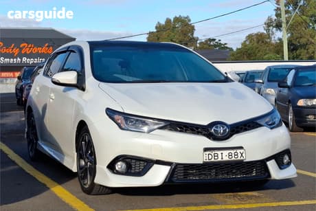 White 2015 Toyota Corolla Hatchback Zr