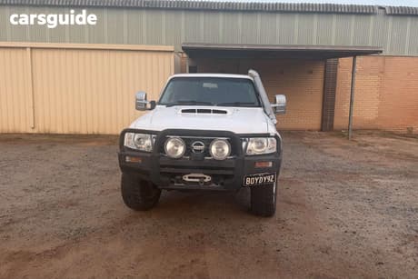 White 2005 Nissan Patrol Wagon St-S (4X4)