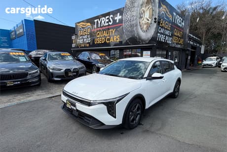 White 2025 Kia K4 Hatchback S