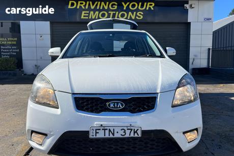 White 2011 Kia RIO Hatchback S