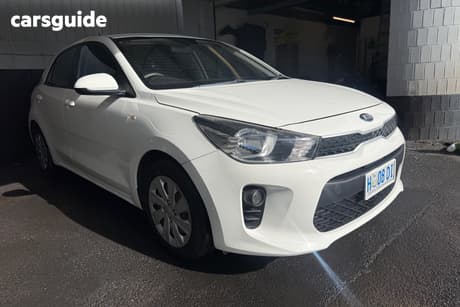 White 2017 Kia RIO Hatchback S