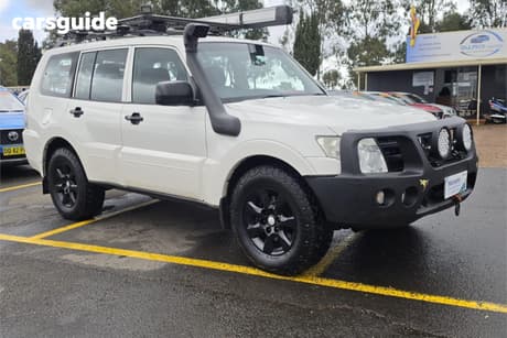 White 2010 Mitsubishi Pajero Wagon Glx Lwb (4X4)
