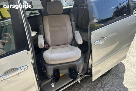 Silver 2002 Toyota Estima Commercial ACR30