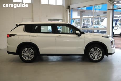 White 2024 Mitsubishi Outlander Wagon Es 7 Seat (2Wd)
