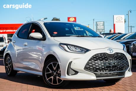 White 2025 Toyota Yaris Hatchback Sx Hybrid