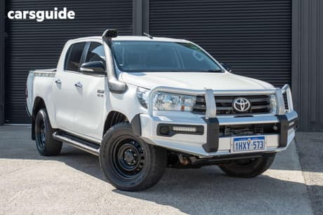 White 2017 Toyota Hilux Dual Cab Chassis Sr (4X4)