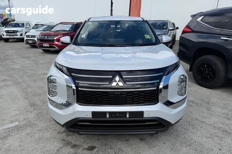 White 2025 Mitsubishi Outlander Wagon Es 5 Seat (2Wd)