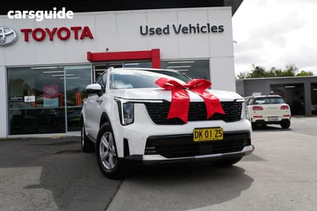 White 2023 Kia Sorento SUV