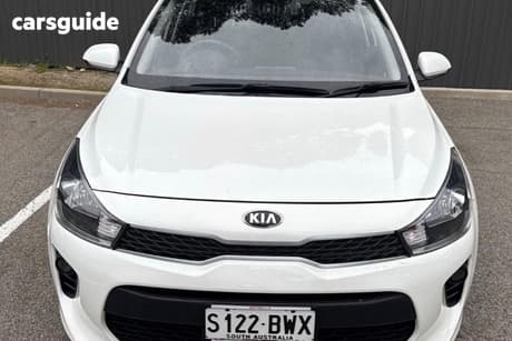 White 2018 Kia RIO Hatchback S