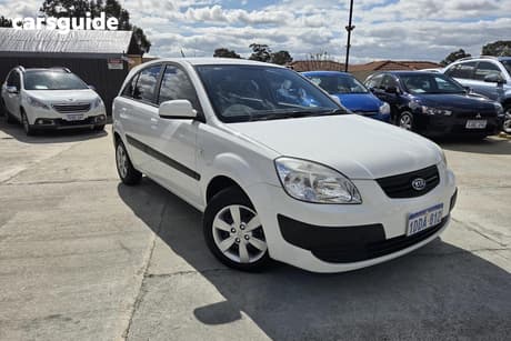 White 2009 Kia RIO Hatchback Lx