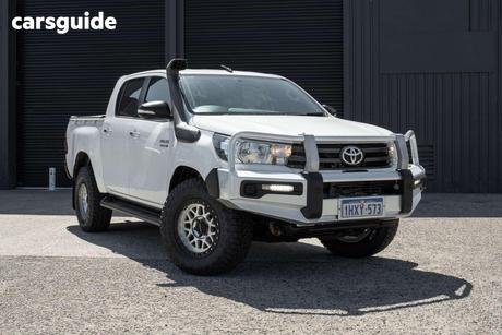 White 2017 Toyota Hilux Dual Cab Chassis Sr (4X4)