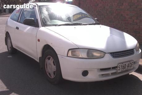 White 2002 Mitsubishi Mirage Hatchback