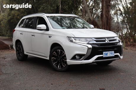 White 2017 Mitsubishi Outlander Wagon Exceed Phev (Hybrid)