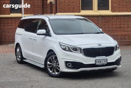 White 2017 Kia Carnival Wagon Platinum