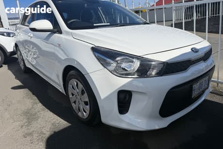 White 2017 Kia RIO Hatchback S
