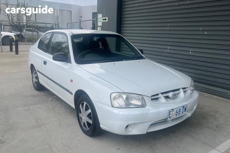 White 2000 Hyundai Accent Hatchback Gl
