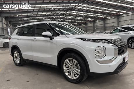 White 2024 Mitsubishi Outlander Wagon Es 7 Seat (2Wd)