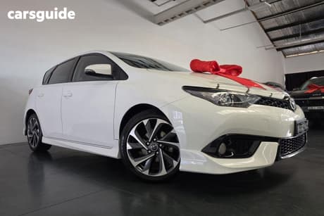 White 2016 Toyota Corolla Hatchback Sx
