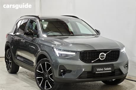 Green 2025 Volvo XC40 Wagon Ultra B4 Dark