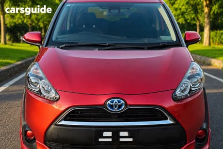 Red 2015 Toyota Sienta Wagon (Hybrid) G