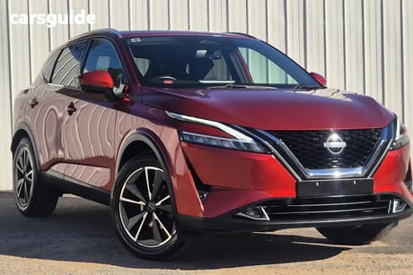 Red 2023 Nissan Qashqai Wagon St-L