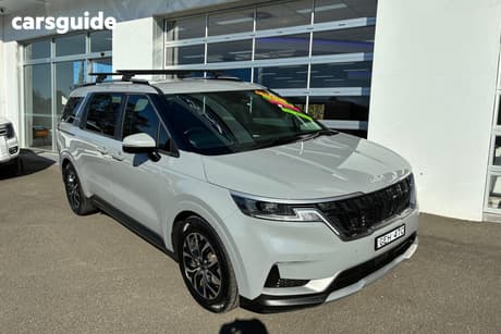 Silver 2023 Kia Carnival Wagon Si