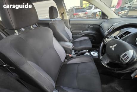 White 2009 Mitsubishi Outlander Wagon Ls