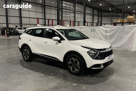 White 2024 Kia Sportage SUV