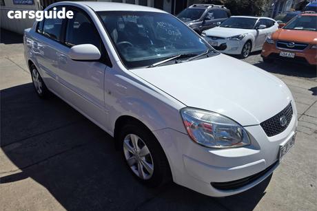 White 2006 Kia RIO Sedan Ex