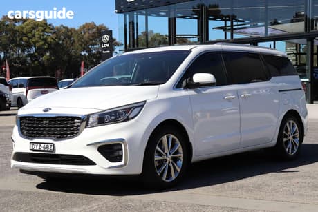 White 2018 Kia Carnival Wagon Platinum