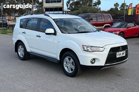 White 2011 Mitsubishi Outlander Wagon Ls