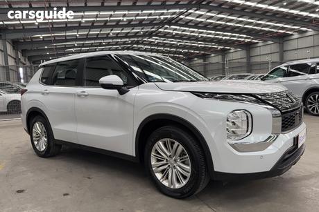 White 2024 Mitsubishi Outlander Wagon Es 7 Seat (2Wd)