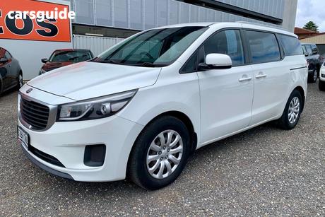 White 2017 Kia Carnival Wagon S