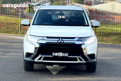 White 2018 Mitsubishi Outlander Wagon Es 7 Seat (Awd)