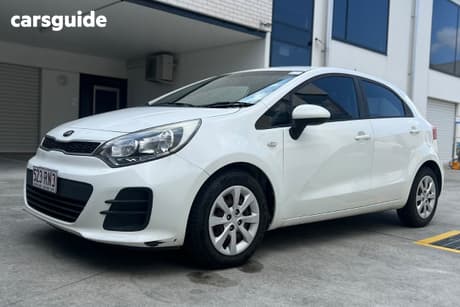 White 2015 Kia RIO Hatchback S