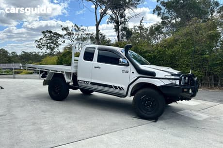 White 2010 Toyota Hilux X Cab Pickup Sr5 (4X4)