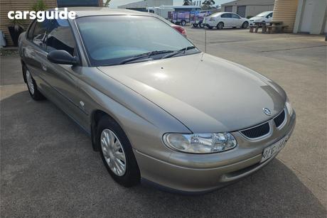 Gold 2000 Holden Commodore Sedan Executive