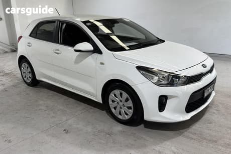 White 2016 Kia RIO Hatchback S