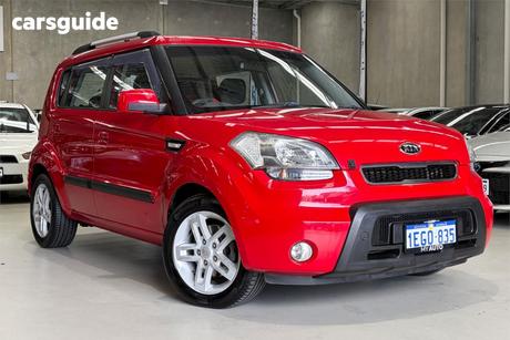Red 2009 Kia Soul Hatchback 2