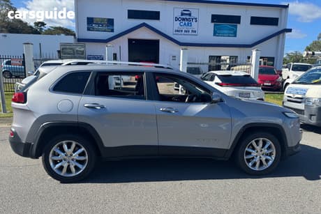 Silver 2015 Jeep Cherokee Wagon Limited (4X4)