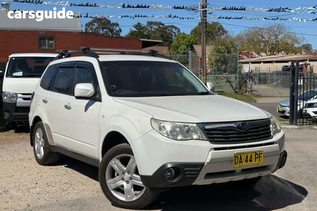 White 2010 Subaru Forester Wagon Xs