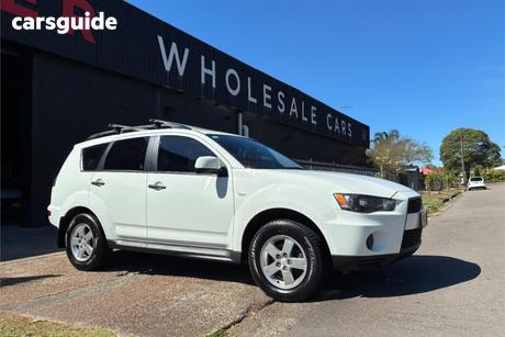 White 2011 Mitsubishi Outlander Wagon Ls