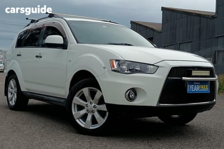 White 2010 Mitsubishi Outlander Wagon Ls