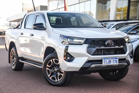 White 2024 Toyota Hilux Double Cab Pick Up Sr5 48V + Prem. Interior (4X4)