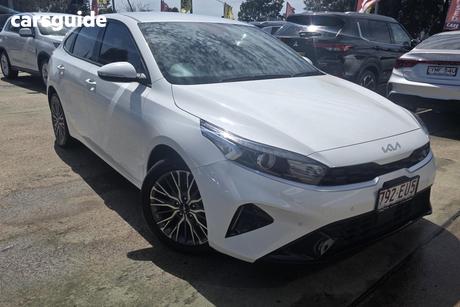 White 2022 Kia Cerato Hatchback Sport+