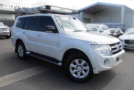 White 2011 Mitsubishi Pajero Wagon Platinum Edition