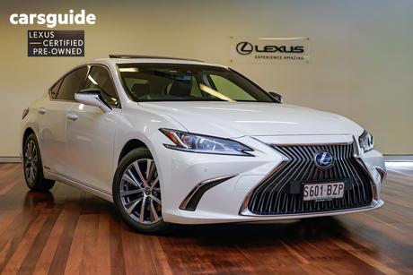 White 2019 Lexus ES300H Sedan Luxury (Hybrid)
