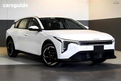 White 2025 Kia K4 Hatchback Sport+