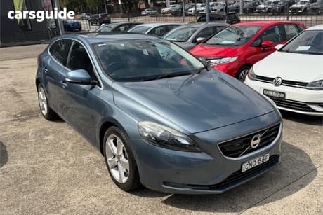 Green 2013 Volvo V40 Hatchback T4 Luxury
